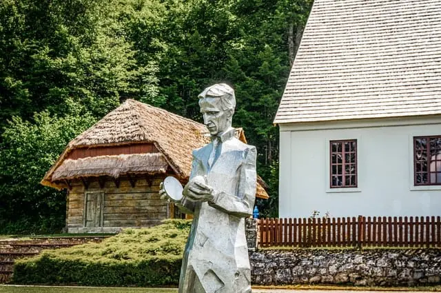 Kim był Nikola Tesla? Niesamowity geniusz czy wariat Posąg Nikola Tesli.