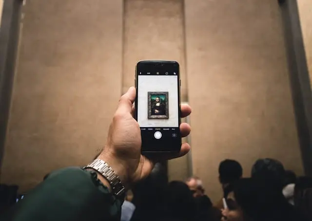 Sekret uśmiechu na obrazie "Mona Lisa" Leonarda Da Vinci został ujawniony Zdjęcie obrazu na telefonie.
