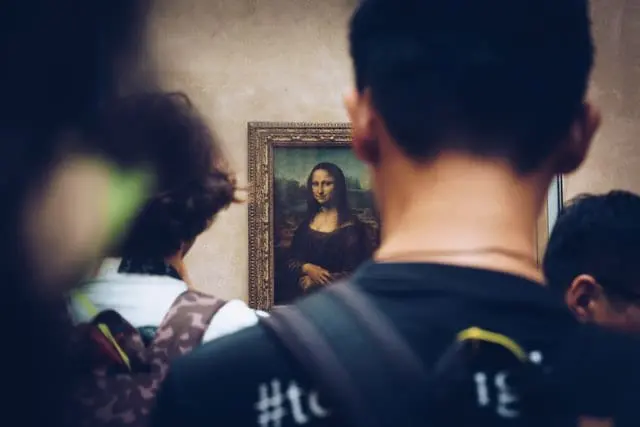 Sekret uśmiechu na obrazie "Mona Lisa" Leonarda Da Vinci został ujawniony Obraz Mona Lisa wśród ludzi.