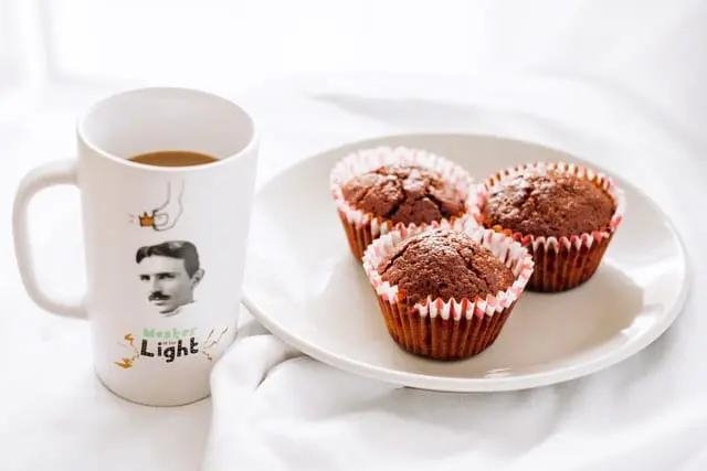 Kim był Nikola Tesla? Niesamowity geniusz czy wariat Kubek z grafiką Nikola Tesli.