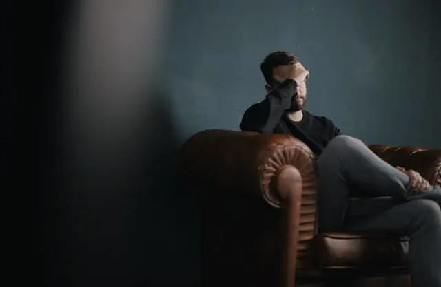 Borderline - choroba, która sprowadza nad przepaść Mężczyzna na terapii.