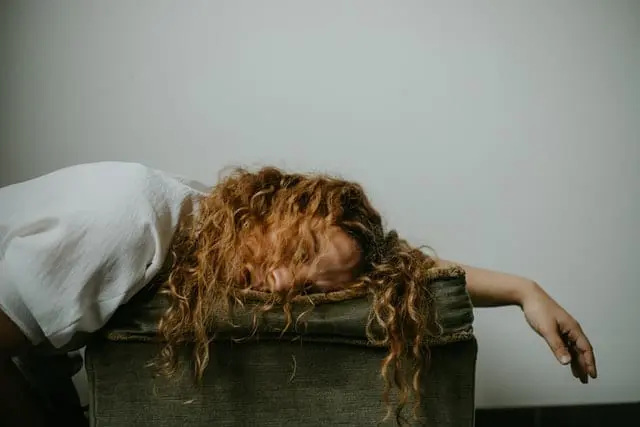 Borderline - choroba, która sprowadza nad przepaść Kobieta z głową opartą na poduszce.