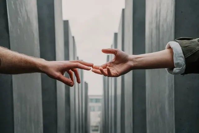 Borderline - choroba, która sprowadza nad przepaść Splatające się dłonie.