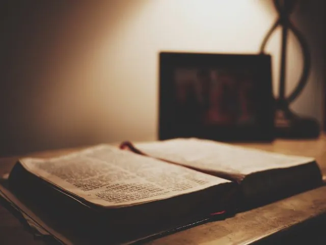 10 apokryfów, których nie ma w Biblii: co naprawdę zawierają zakazane ewangelie Księga na biurku.