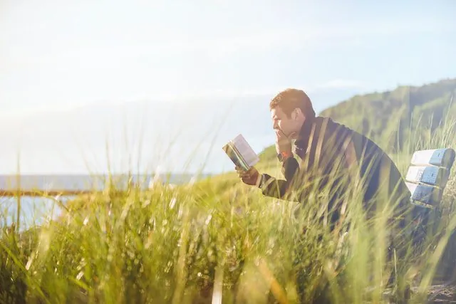 10 apokryfów, których nie ma w Biblii: co naprawdę zawierają zakazane ewangelie Czytający mężczyzna na ławce.