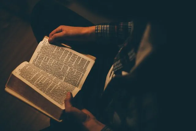 10 apokryfów, których nie ma w Biblii: co naprawdę zawierają zakazane ewangelie Przeglądanie księgi.