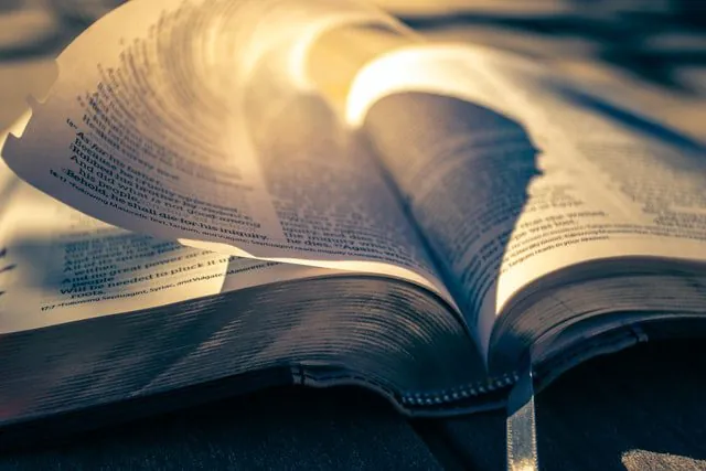 10 apokryfów, których nie ma w Biblii: co naprawdę zawierają zakazane ewangelie Księga w blasku słońca.