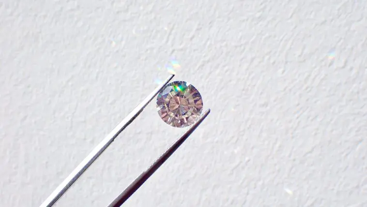 Biżuteria z diamentami – na co zwracać uwagę przy wyborze?