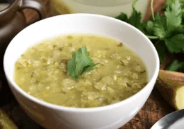 Zupa ogórkowa Ewy Wachowicz: przepis krok po kroku