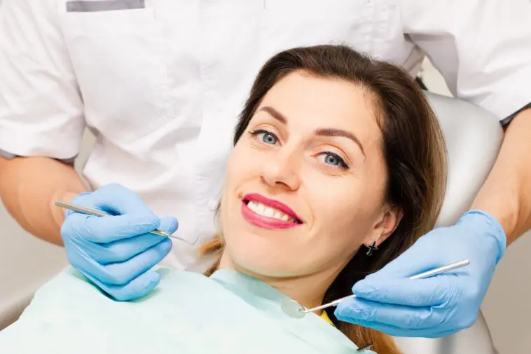 uśmiechnięta kobieta na fotelu dentystycznym