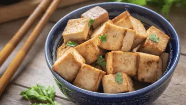 Dania z tofu: 13 przepisów i pomysłów na tofu w kuchni Kostki tofu z natką pietruszki w granatowej misce