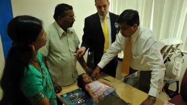 Jyoti Amge, najniższa kobieta świata: wzrost, wiek i rekord Guinnessa Jyoti Amge, najniższa kobieta świata, podczas oficjalnego pomiaru wzrostu do rekordu Guinnessa