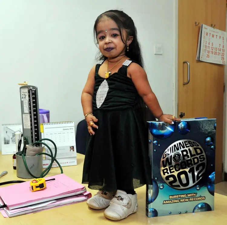 Lekarz i przedstawiciel Księgi Rekordów Guinnessa mierzą wzrost Jyoti Amge