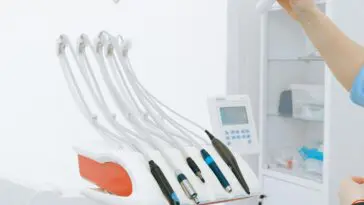 Nowoczesna protetyka stomatologiczna w Gdańsku – kiedy warto odwiedzić specjalistę?