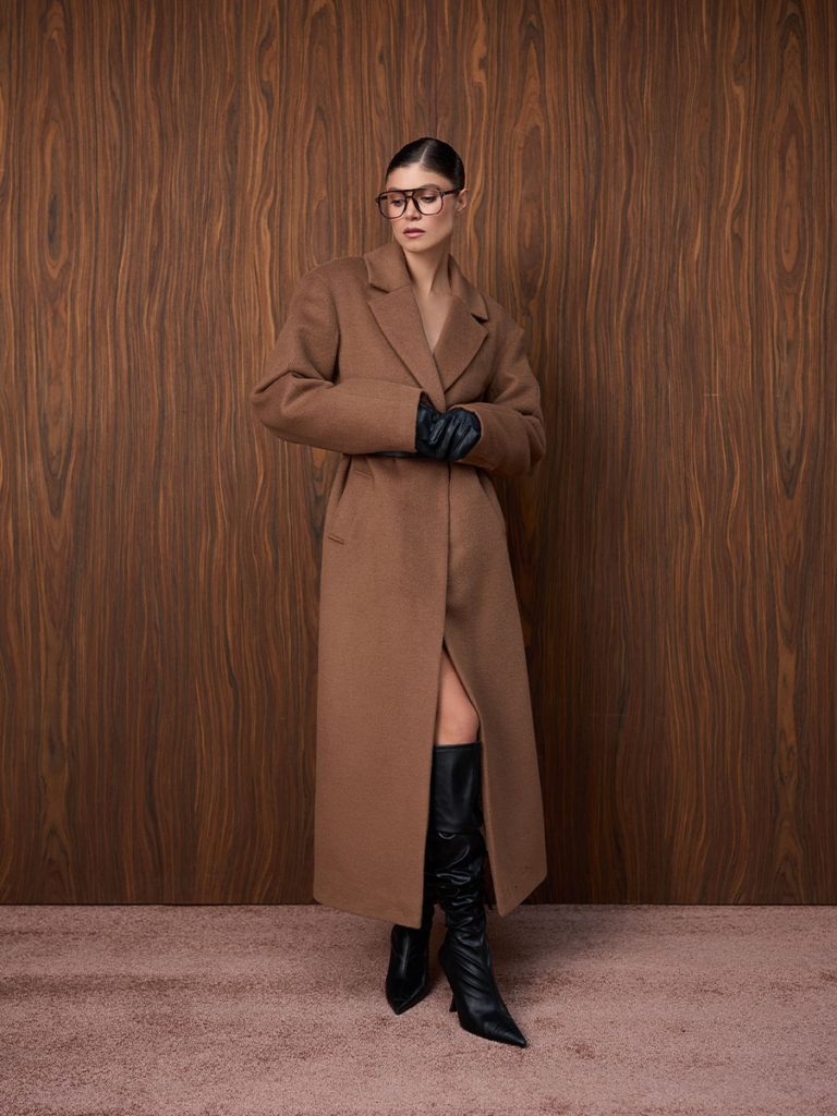 Trendy w modzie damskiej na ten sezon: co naprawdę warto mieć w szafie?