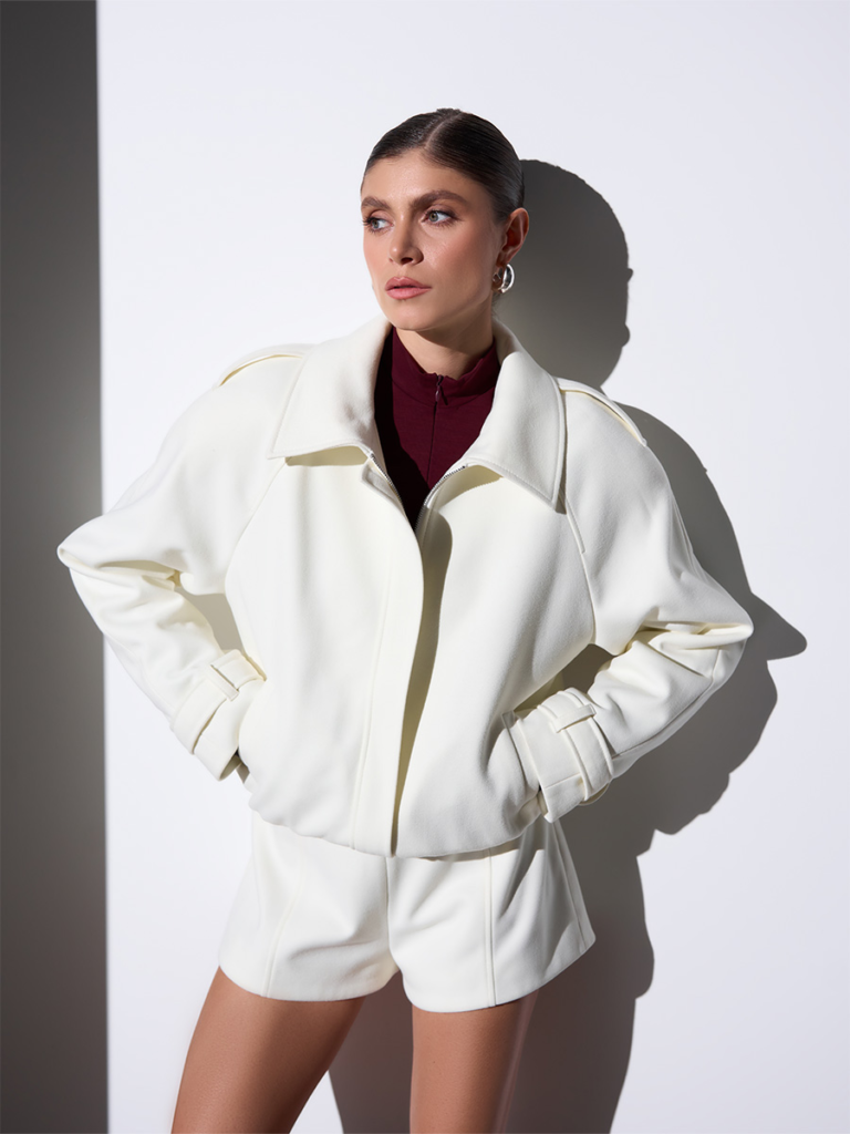 Trendy w modzie damskiej na ten sezon: co naprawdę warto mieć w szafie?