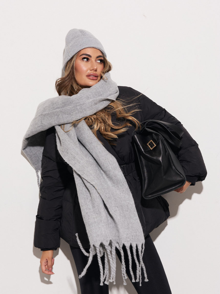 Trendy w modzie damskiej na ten sezon: co naprawdę warto mieć w szafie?