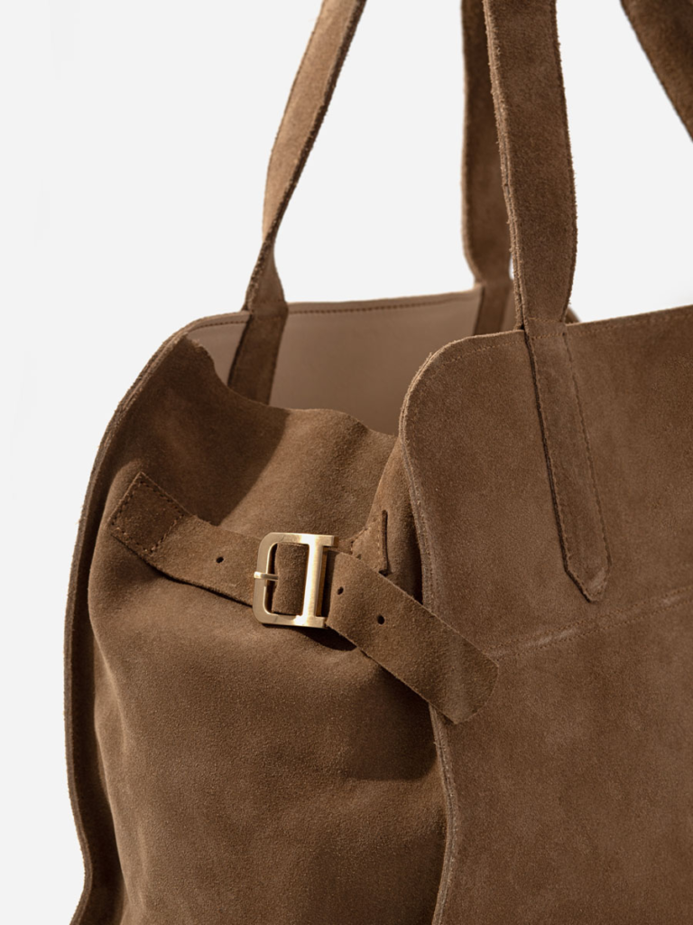 Trendy w modzie damskiej na ten sezon: co naprawdę warto mieć w szafie?