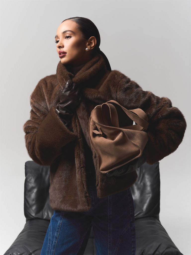 Trendy w modzie damskiej na ten sezon: co naprawdę warto mieć w szafie?