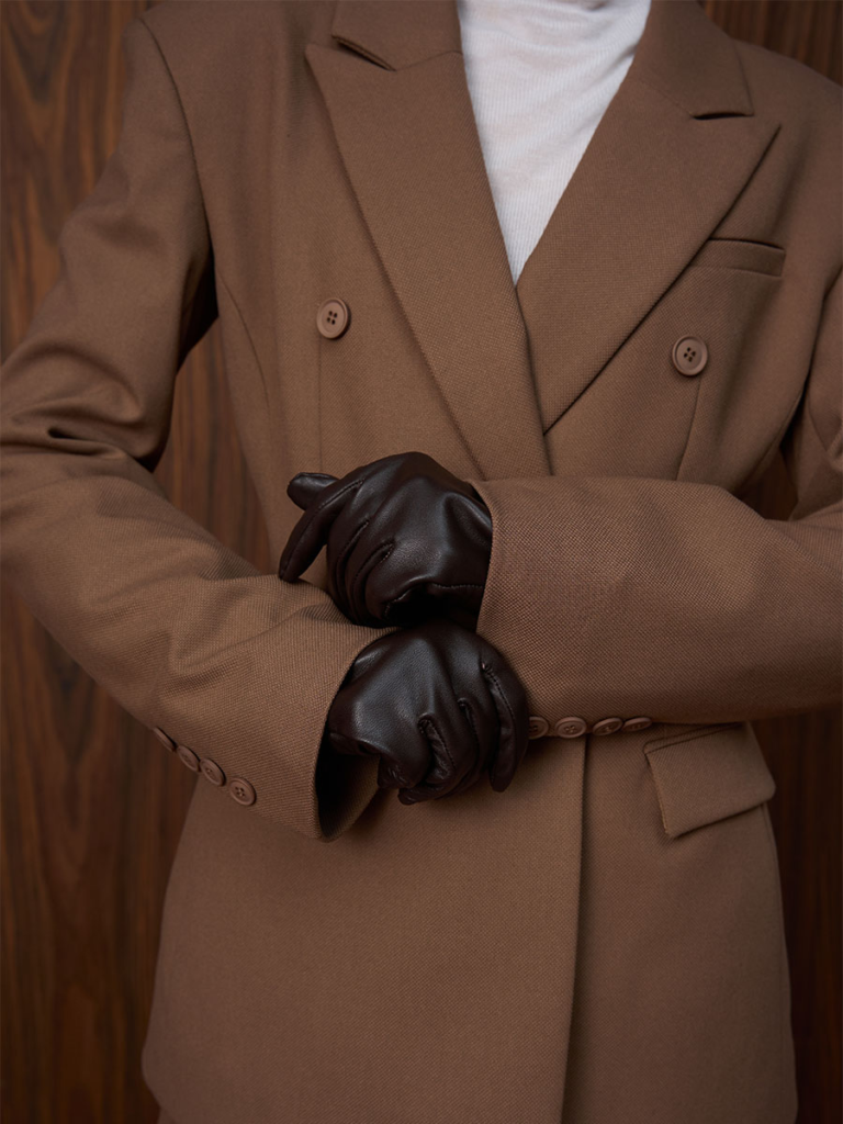 Trendy w modzie damskiej na ten sezon: co naprawdę warto mieć w szafie?