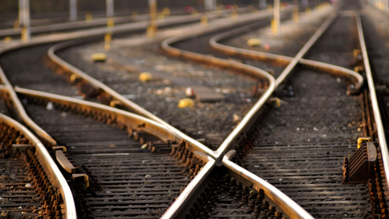 Sennik Tory Kolejowe: Interpretacja Snów i Znaczenie Symboliki