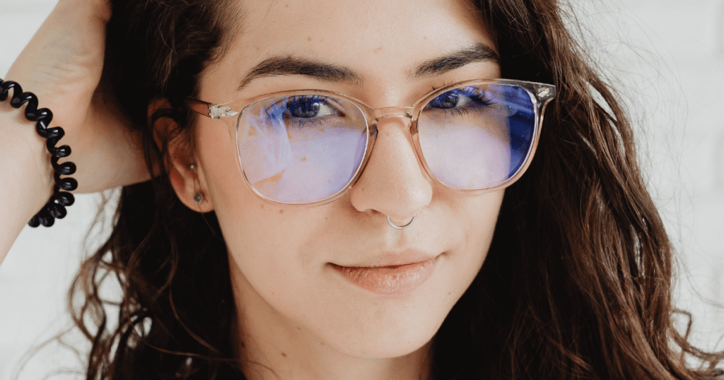 Czy Warto Kupić Okulary z Filtrem Światła Niebieskiego: Analiza Korzyści i Wad dla Zdrowia Oczu Czy Warto Kupić Okulary z Filtrem Światła Niebieskiego: Analiza Korzyści i Wad dla Zdrowia Oczu