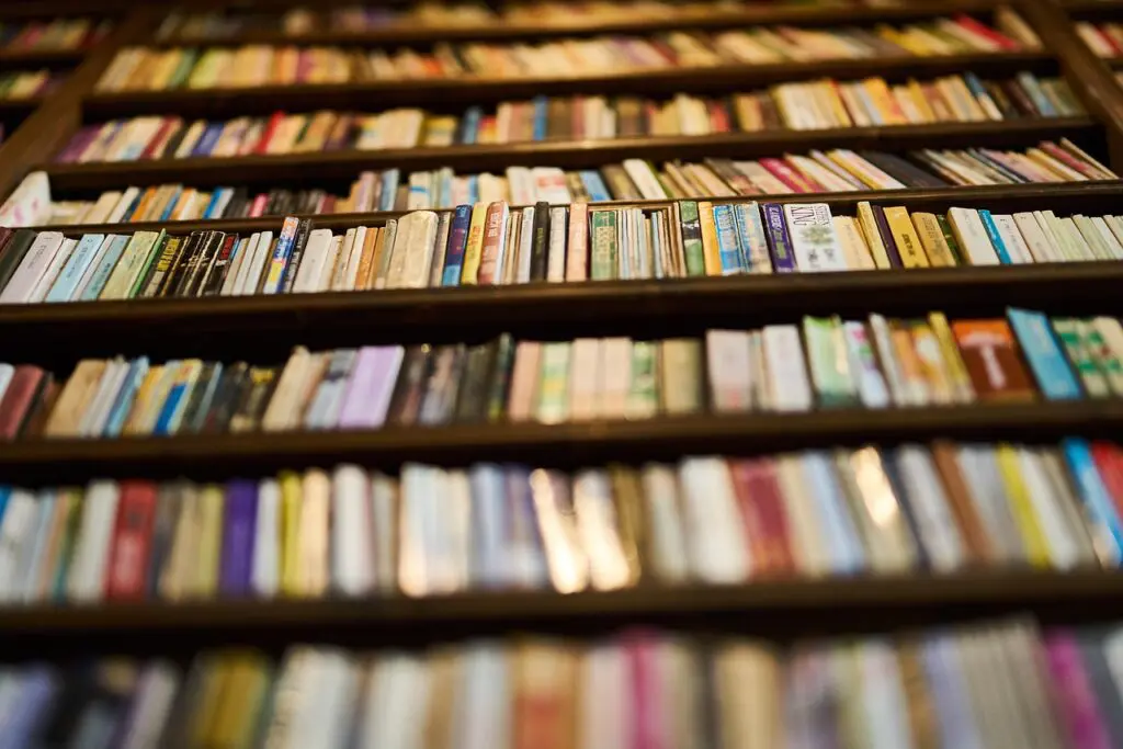 Epoki Literackie Po Kolei: Przewodnik Chronologiczny i Kluczowe Cechy Każdej Epoki