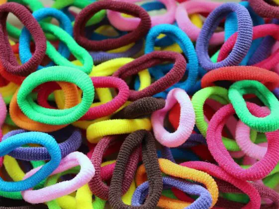 Co Oznacza Czarna Gumka na Nadgarstku: Symbolika i Znaczenie w Różnych Kontekstach