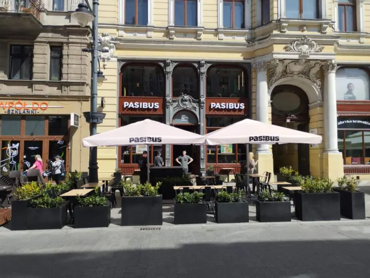 Jak dbać o parasole do restauracji, żeby służyły kilka sezonów, a nie jeden