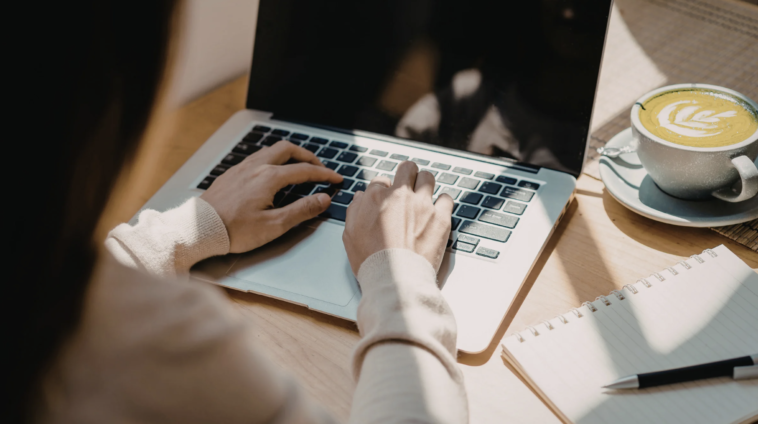 Internetowy styl życia – jak cyfrowa rzeczywistość zmienia codzienność młodego pokolenia