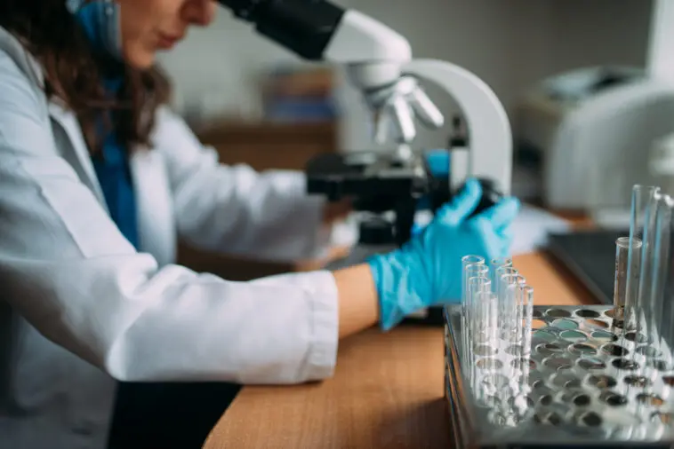 Groźne wirusy 2026: eksperci ostrzegają przed falą zakażeń w Polsce Lekarz badający próbkę pod mikroskopem w laboratorium medycznym