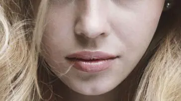 Portret pięknej blondynki symbolizującej sennik blondynka znaczenie snu
