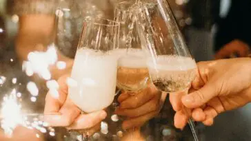 Matka chrzestna z dzieckiem podczas chrztu – sennik chrzestna znaczenie snu