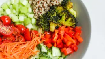 Miska świeżych warzyw i komosy ryżowej jako element diety chroniącej przed zespołem metabolicznym