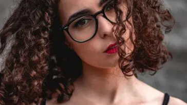 Portret brunetki z ciemnymi włosami symbolizujący sennik brunetka znaczenie snu