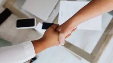 Dwie osoby podają sobie dłonie symbolizując zgodę, zaufanie i nową znajomość