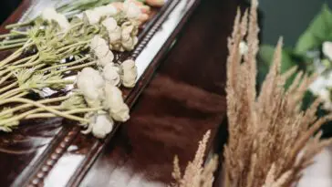Białe kwiaty żałobne – symbolika snu o wieńcu pogrzebowym