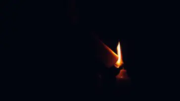 Płomień świecy w ciemności – symbolika snu o zmarłej osobie