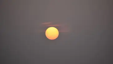 Zlote slonce wschodzace na niebie jako symbol zakonczenia cyklu i nowego poczatku zwiazanego z godzina 19:19