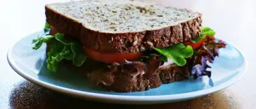 Pieczywo pszenne zawierające gluten, który u osób z celiakią uszkadza jelito cienkie