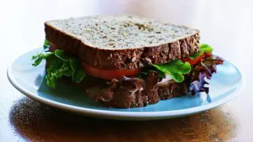 Pieczywo pszenne zawierające gluten, który u osób z celiakią uszkadza jelito cienkie