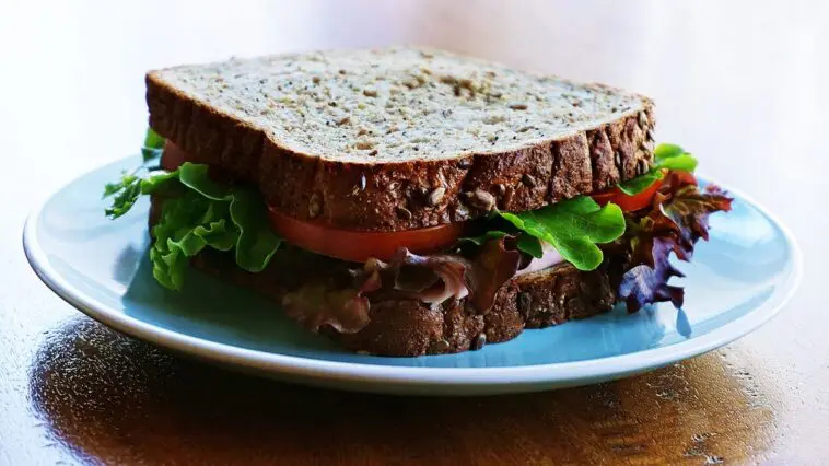 Celiakia: objawy, badania i leczenie. Dlaczego gluten potrafi latami niszczyć jelita Pieczywo pszenne zawierające gluten, który u osób z celiakią uszkadza jelito cienkie