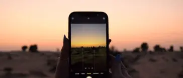Osoba robiąca zdjęcie iPhonem – format HEIC