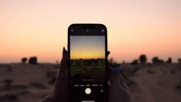 Osoba robiąca zdjęcie iPhonem – format HEIC