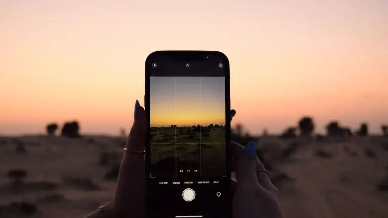 Osoba robiąca zdjęcie iPhonem – format HEIC