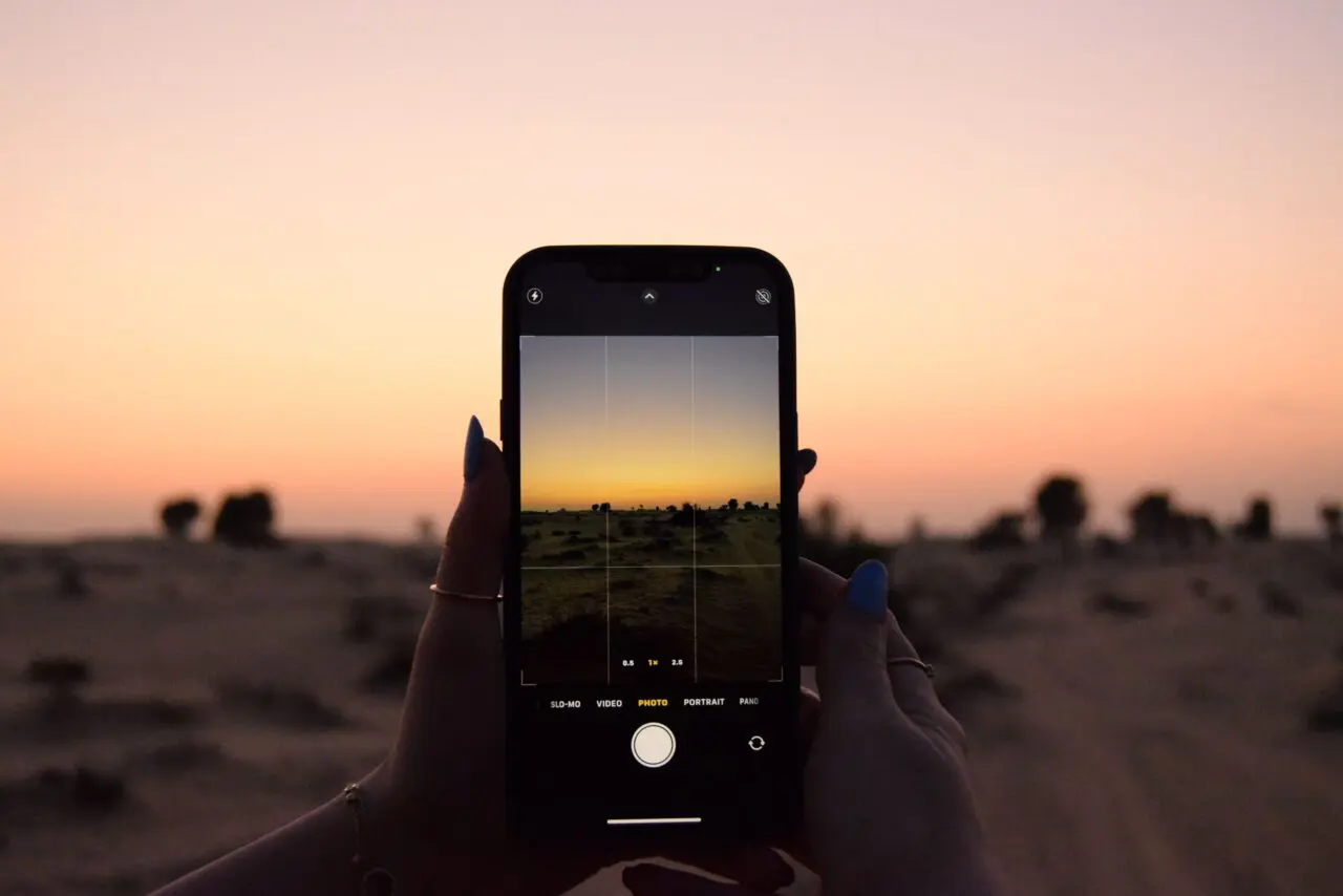 Osoba robiąca zdjęcie iPhonem – format HEIC