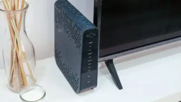 Router internetowy Netia symbolizujący kontakt z infolinią operatora