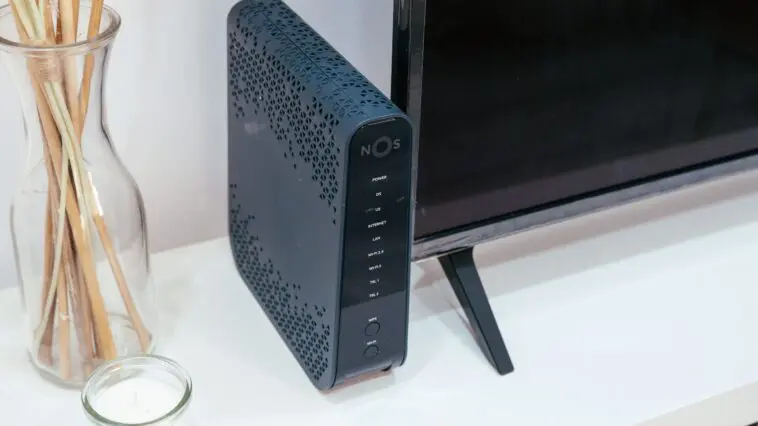 Router internetowy Netia symbolizujący kontakt z infolinią operatora