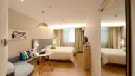 Spokojnie zaaranzowana sypialnia zgodna z zasadami feng shui
