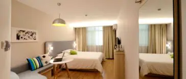 Spokojnie zaaranzowana sypialnia zgodna z zasadami feng shui